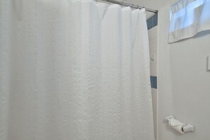 Bañera con ducha, secador de pelo, toallas