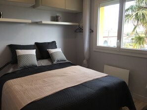 1 chambre, coffre-fort, fer et planche Ă repasser
