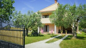 A two-story house with a paved driveway leading to a covered patio area. - Istria Rosa in Pula - Istrien / Istria Rosa in Pula - Appartement für 4-5 Personen (Pula)