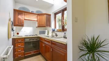 Cottage | Private kitchen | Fridge, electric kettle, cookware/dishes/utensils