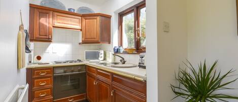 Cottage | Private kitchen | Fridge, electric kettle, cookware/dishes/utensils