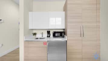 Micro-ondes, cafetière/bouilloire, grille-pain