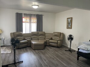 Smart TV - its 5 munities walking distance to falls (Niagara Falls)