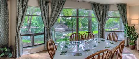Condo, 2 Bedrooms | Dining