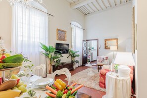 Interior - The Garden Along The Stream, romantic apartment with private garden inside the walls of Lucca (Lucca)
