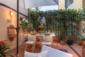 Outdoor dining - The Garden Along The Stream, romantic apartment with private garden inside the walls of Lucca (Lucca)