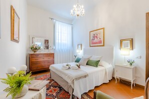 2 bedrooms, in-room safe, iron/ironing board, free WiFi - The Garden Along The Stream, romantic apartment with private garden inside the walls of Lucca (Lucca)
