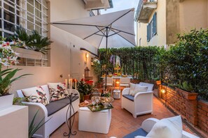 Outdoor dining - The Garden Along The Stream, romantic apartment with private garden inside the walls of Lucca (Lucca)