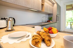 Réfrigérateur, four à micro-ondes, un four, surface de cuisson