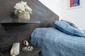 2 habitaciones, tabla de planchar con plancha y ropa de cama