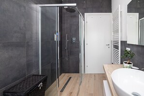 Bruser, hårtørrer, håndklæder, Toiletpapir