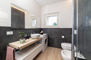 Bruser, hårtørrer, håndklæder, Toiletpapir