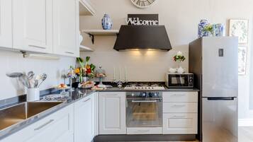 Kühlschrank, Mikrowelle, Ofen, Geschirrspüler