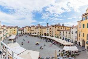 Property grounds - Luxury 3 bedrooms Apartment Amazing Views over the Amphiteatre Square inside the Walls of Lucca (Lucca)