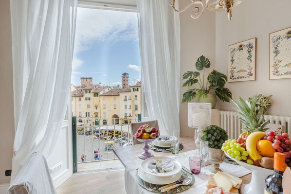 Dining - Luxury 3 bedrooms Apartment Amazing Views over the Amphiteatre Square inside the Walls of Lucca (Lucca)