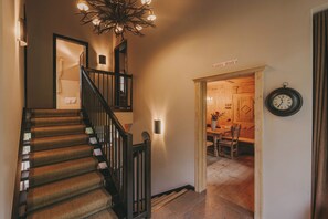 A staircase with wooden steps and a black railing leading to a room with a wooden door labeled 'Locker Stub'n'. - Ihre Auszeit IM Mountain Chalet Avidea Secret IN Hafling (Hafling)