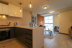 Kjøleskap, mikrobølgeovn, ovn og kokeplater