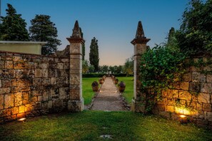 Property grounds - Rocca di Cetona, a Luxury Castle with Pool in Tuscany (Cetona)