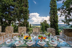 Outdoor dining - Rocca di Cetona, a Luxury Castle with Pool in Tuscany (Cetona)