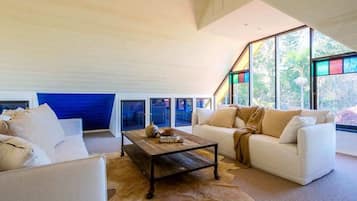 Fernseher, Kamin, Videospiele, Bücher