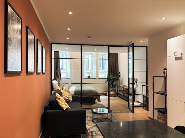 Comfort Suite | Living area | Books, offices