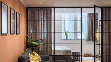 Comfort Suite | Living area | Books, offices