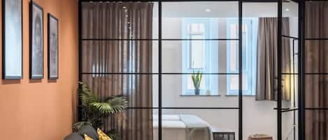 Comfort Suite | Living area | Books, offices