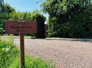 Ein hölzernes Schild mit der Aufschrift 'Old Gatehouse Annex'.