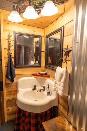 Combined shower/bathtub, hair dryer, towels, soap