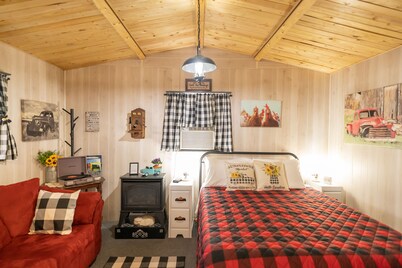 Unique Tiny House with Queen Bed and Hot Tub in country setting.