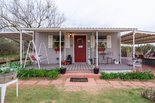 Unique Tiny House with Queen Bed, Hot Tub & WIFI in country setting.