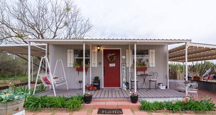 Unique Tiny House with Queen Bed, Hot Tub & WIFI in country setting.