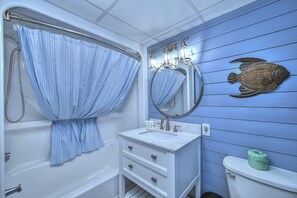 Deluxe Condo, 3 Bedrooms, Balcony, Ocean View (Mariner 624) | Bathroom
