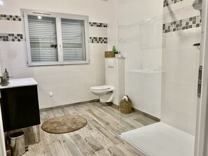 Dusche, Haartrockner, Toilettenpapier