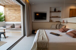 Seafront Suite with private heated pool | Ropa de cama de alta calidad, minibar, caja fuerte