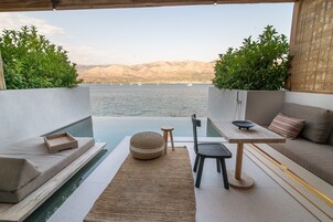 Seafront Suite with private heated pool | Vistas desde la habitación