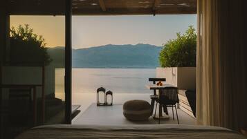 Special Offer - Seafront Suite | Opholdsområde | 50-tommers smart-tv med digitale kanaler, tv