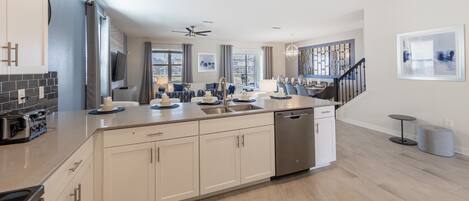 冷蔵庫、電子レンジ、オーブン、コンロ