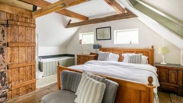 2 makuuhuonetta, työpöytä, silitysrauta/-lauta, vauvan matkasänky