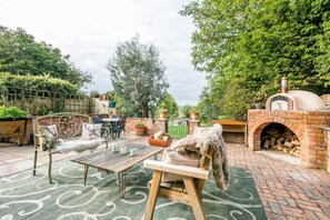 Outdoor dining - Idyllic 2- Bedroom barn with amazing views (Cranbrook)