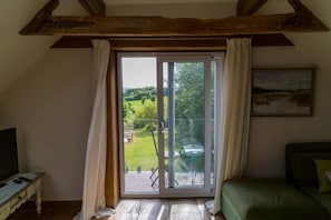 TV, books - Idyllic 2- Bedroom barn with amazing views (Cranbrook)