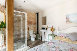 2 bedrooms, desk, iron/ironing board, travel cot
