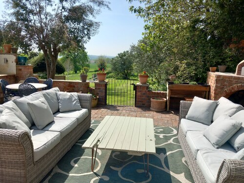 Idyllic 2- Bedroom barn with amazing views