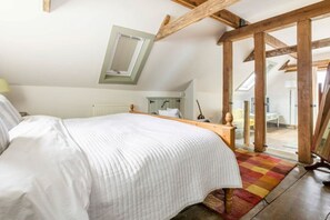 2 bedrooms, desk, iron/ironing board, travel crib - Idyllic 2- Bedroom barn with amazing views (Cranbrook)