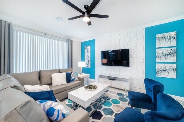 Een smart-tv en een tafeltennistafel