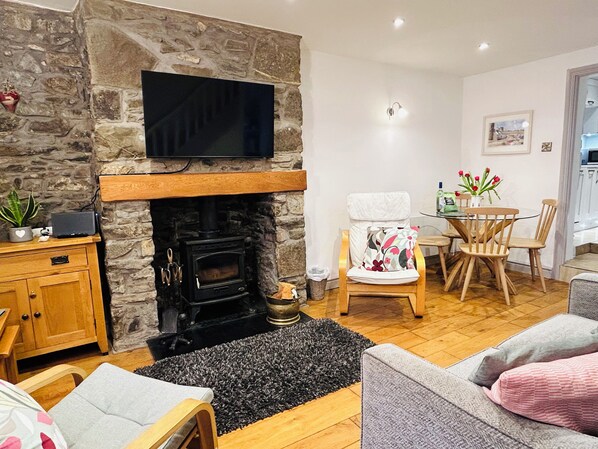 Cottage | Living area | Fireplace