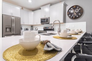 Réfrigérateur, four à micro-ondes, un four, surface de cuisson