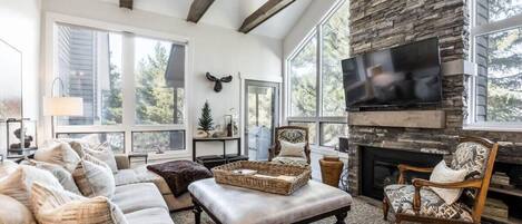 Televisio, takka, työhuone