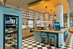 Café da manhã com buffet todos os dias (EUR 24 por pessoa) 