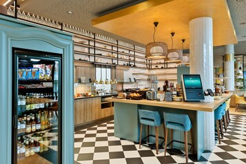 Petit déjeuner buffet (24 EUR par personne)